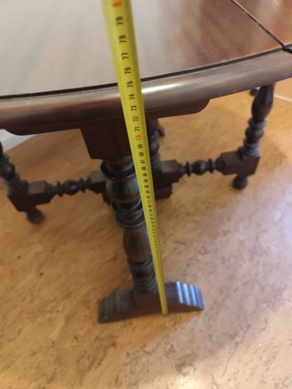 Mesa abatible de madera de cerezo vintage.