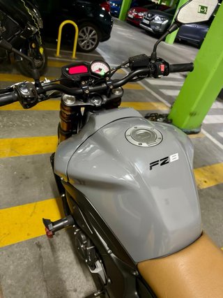 Yamaha FZ8 Naked Gris/Dorado