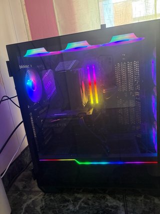 PC Gamer MSI con luces RGB