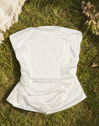 Top Bershka blanco elástico.