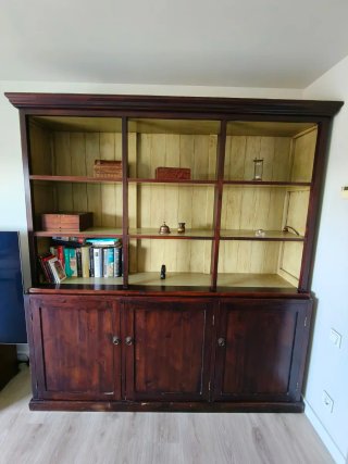 Librería de madera oscura