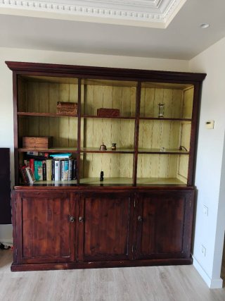 Librería de madera oscura