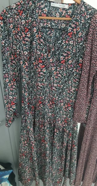 3 Vestidos: Sfera Basic florais, Mango, Pull&Bear