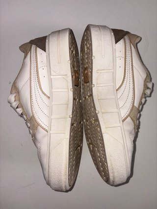 Zapatillas Puma Beige y Blancas