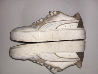 Zapatillas Puma Beige y Blancas