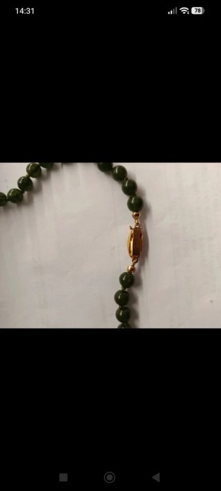 Collana con perle verdi e chiusura oro