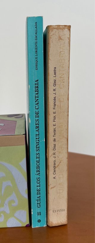 Dos libros:Guias arboles/Guia Naturaleza CANTABRIA