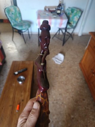 Figura africana de madera tallada