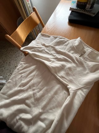 Jersey beige de cuello alto con cremallera