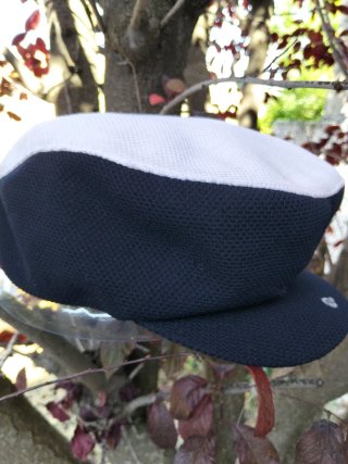 Gorra negra y blanca