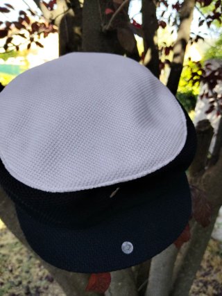 Gorra negra y blanca