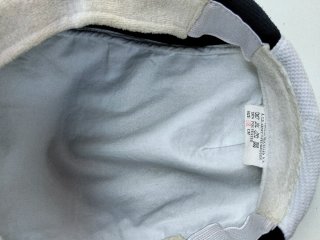 Gorra negra y blanca