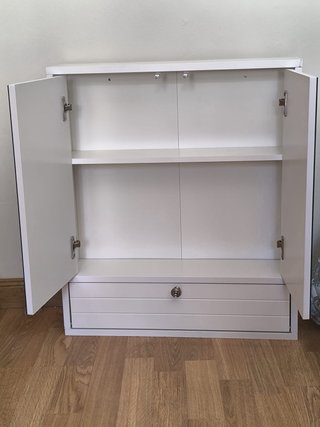 Mueble de baño plateado y blanco