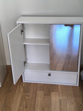 Mueble de baño plateado y blanco