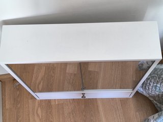 Mueble de baño plateado y blanco