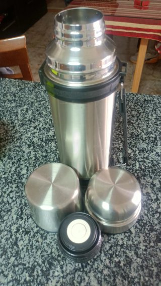 2 termos café, 2 jarras termos y 1 termo comida