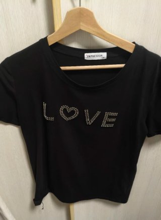 Camiseta negra de algodón letras LOVE tachuelas