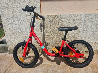 Bicicleta infantil roja 3 años