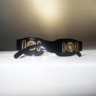 Gafas de sol negras y doradas