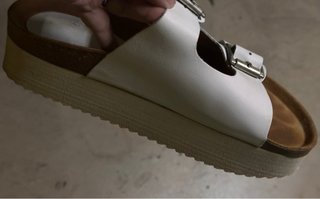 Sandalias blancas con hebillas y plataforma