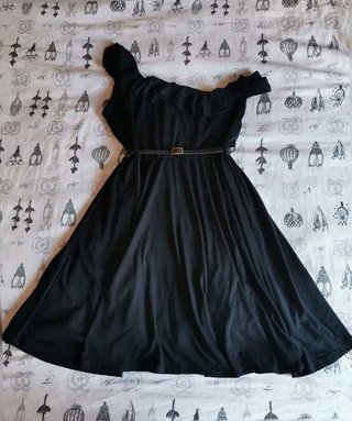 Vestido negro con volante