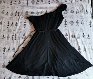 Vestido negro con volante