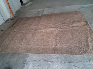 Alfombra marrón suave