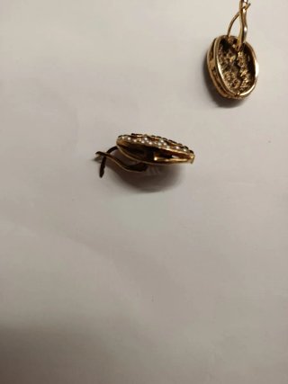 Orecchini ovali dorati con perle e pietre scure