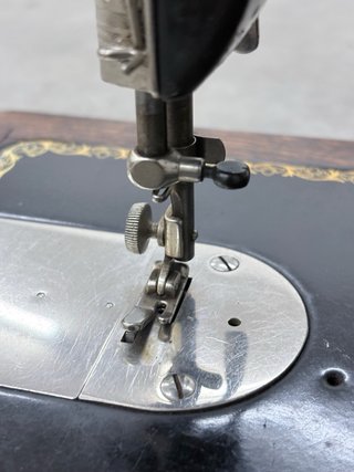 Máquina de coser Singer antigua con maleta