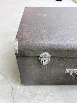 Máquina de coser Singer antigua con maleta