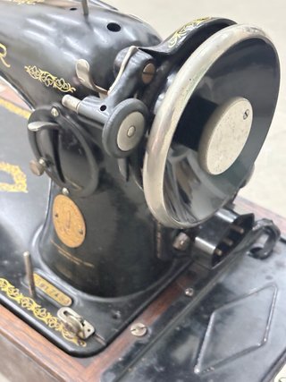 Máquina de coser Singer antigua con maleta