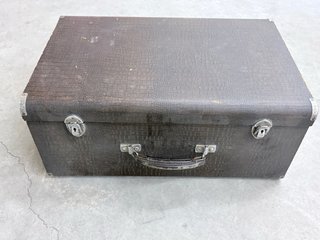 Máquina de coser Singer antigua con maleta