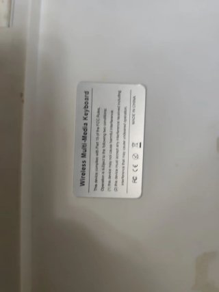Teclado plateado y blanco