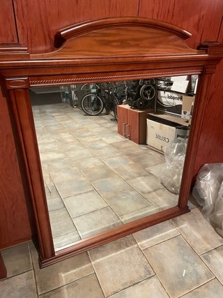Espejo de madera con marco decorativo
