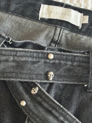 Pantalón vaquero Scalpers negro cinturón calaveras