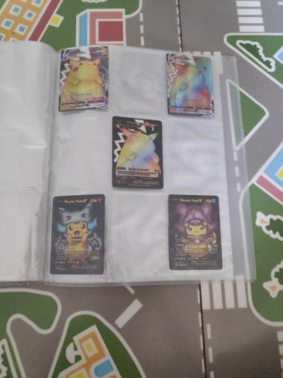 Cartas Pokémon Pikachu VMAX y Vuelo V