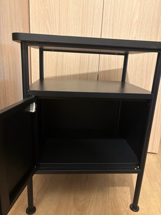 Mesa de noche metálica negra con cajón