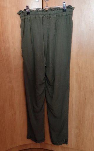 Pantalón fluido verde con cinturón