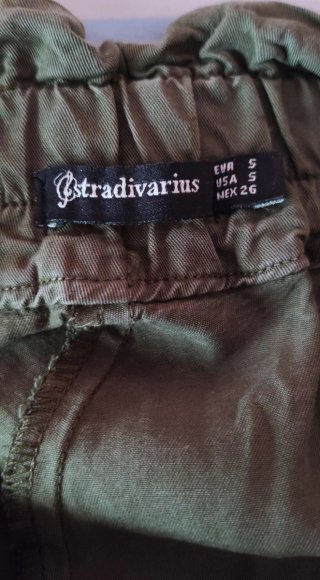 Pantalón fluido verde con cinturón