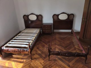 Muebles de habitación antiguos de madera maciza.