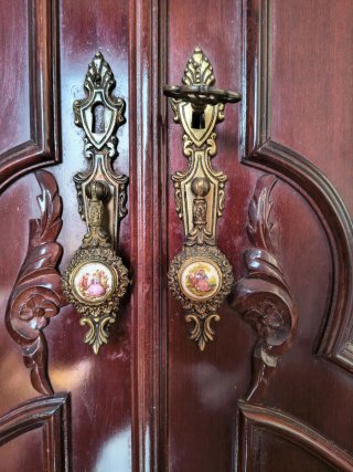Muebles de habitación antiguos de madera maciza.