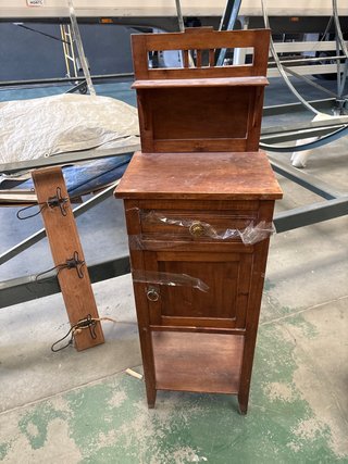 Mesilla antigua de madera con perchero