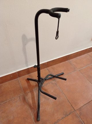 Soportes para guitarra o bajo.