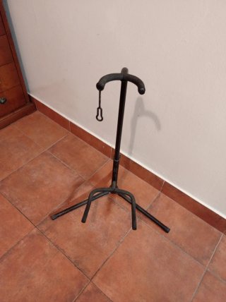 Soportes para guitarra o bajo.