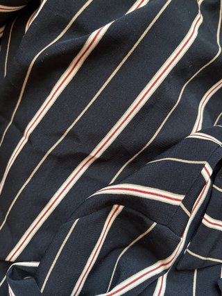 Camisa de rayas blanca y negra