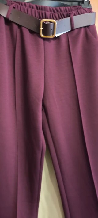 Pantalón burdeos con cinturón