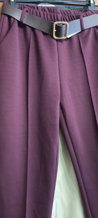 Pantalón burdeos con cinturón