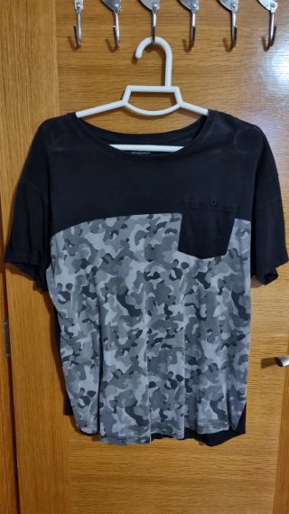 CAM 30 - Camiseta Negra y Gris Camuflaje