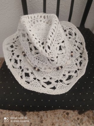 Sombrero de playa blanco tejido