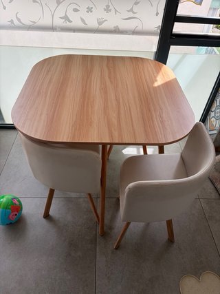 Conjunto mesa y 4 sillas
